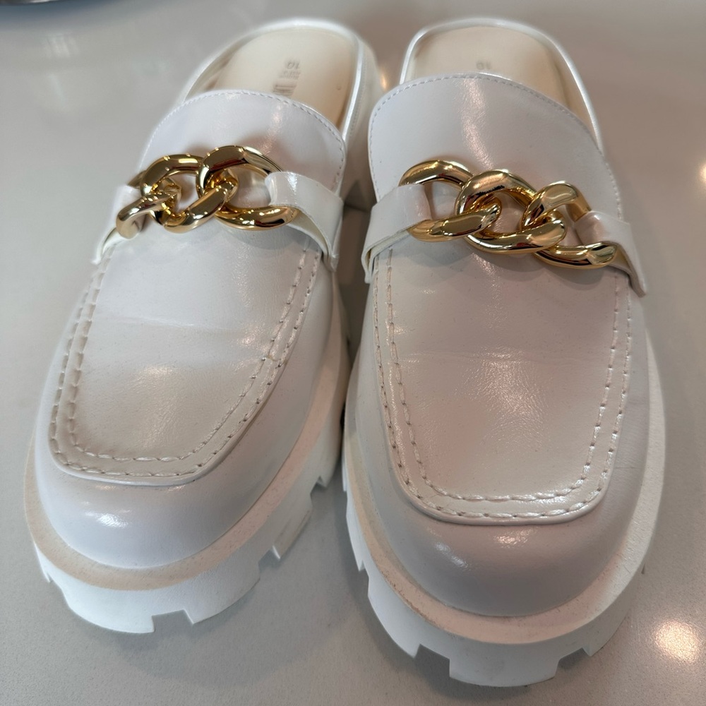 Elegant White Loafers with Gold Chain